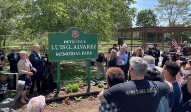 La legisladora Debra Mulé conmemora la gran inauguración del parque conmemorativo a Luis G. Alvarez en Oceanside