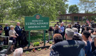 La legisladora Debra Mulé conmemora la gran inauguración del parque conmemorativo a Luis G. Alvarez en Oceanside