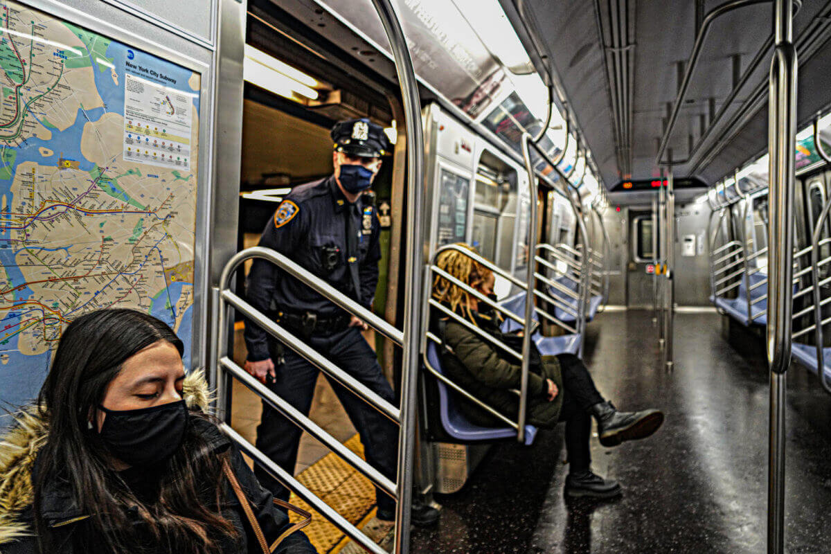 Con la restauración del servicio de 24 horas, alcalde promete 250 policías más en el metro