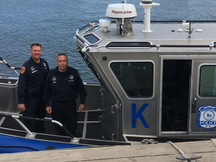 Policías rescatan a hombre de kayak volcado en Great South Bay