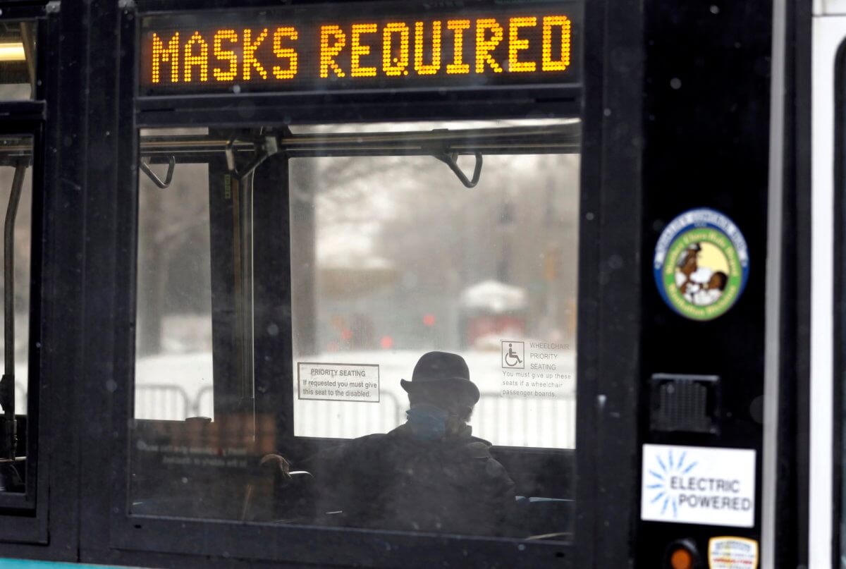 Enfermeros de Nueva York critican el uso voluntario de la mascarilla