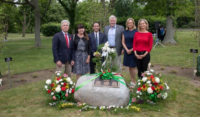 Memorial en Hauppauge rinde honores a trabajadores de transporte perdidos por el COVID-19