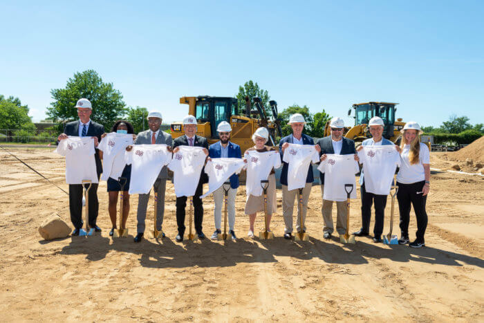 Queens College renueva su campo de fútbol y pista atlética