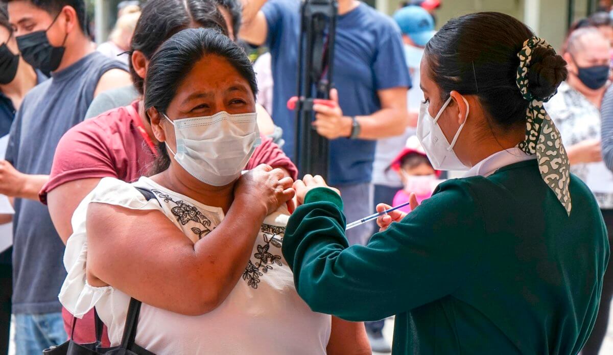 Ofrecen la vacuna Pfizer a proveedores médicos en Suffolk