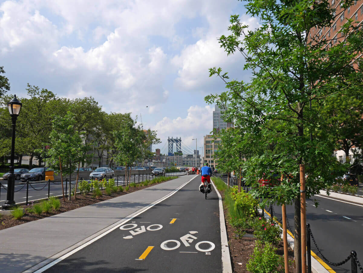 Alcalde promete 30 millas más de carriles para bicicletas protegidos