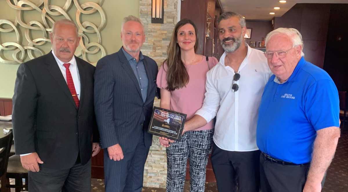 Senador Brooks honra a negocio de Freeport con premio de NYS