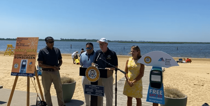 Pueblo de Hempstead ofrece protección solar gratuita en playas y piscinas