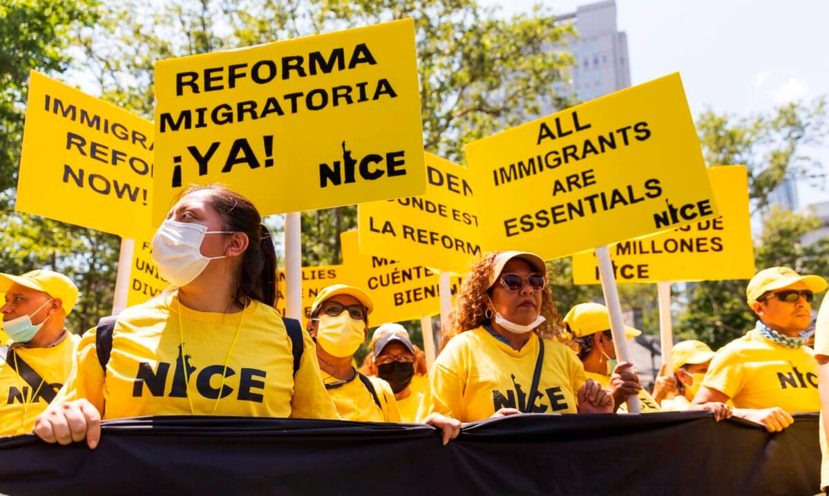 Trabajadores esenciales inmigrantes exigen una vía a la ciudadanía de EEUU