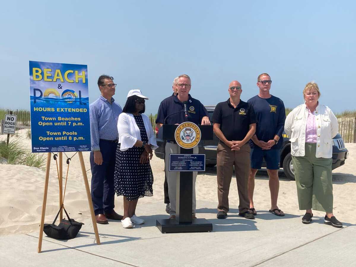 Hempstead anuncia horarios extendidos de playa y piscina durante la ola de calor