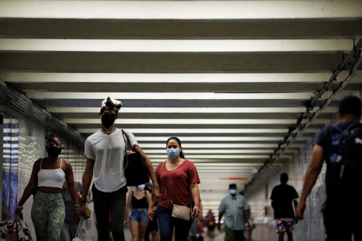 Nuevamente los CDC recomendarán el uso de máscaras en interiores para los vacunados