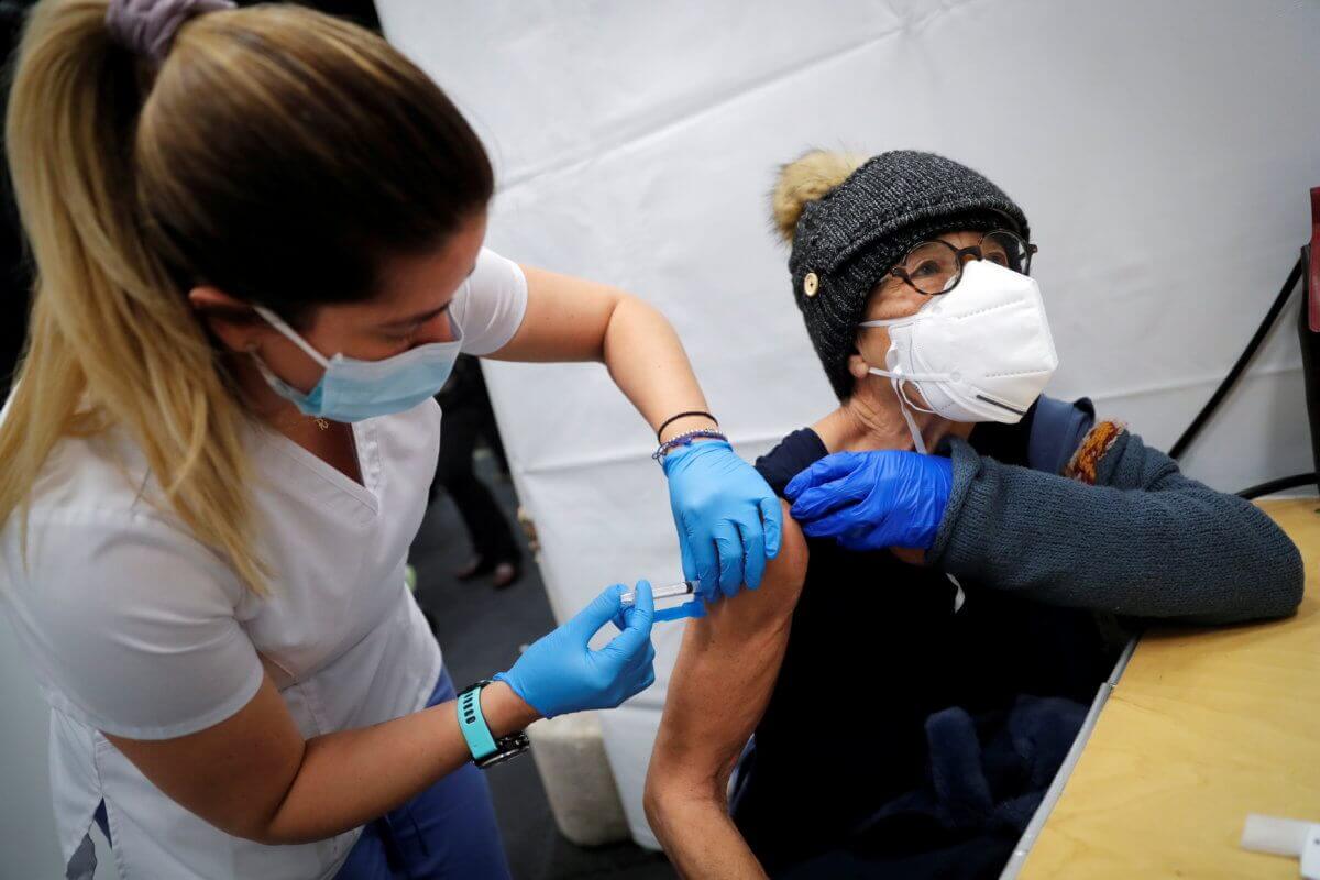 ¿Por qué los hispanos no se vacunan? Experto médico aclara mitos y verdades de las vacunas que pueden salvar su vida