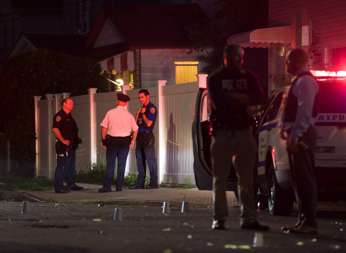 Balacera desde vehículo deja heridos a cuatro hombres frente a casa de Queens