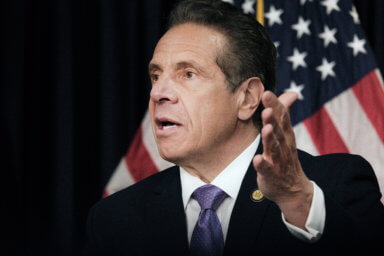 Gobernador de Nueva York se despide culpando a fiscalía, políticos y prensa