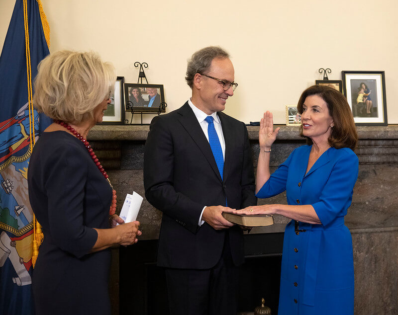 La nueva gobernadora de Nueva York, Kathy Hochul, tomó posesión de su cargo