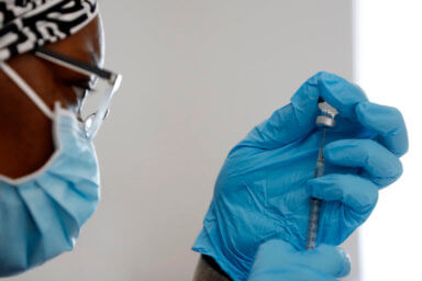 La FDA concede su aprobación total a la vacuna de Pfizer contra el Coronavirus