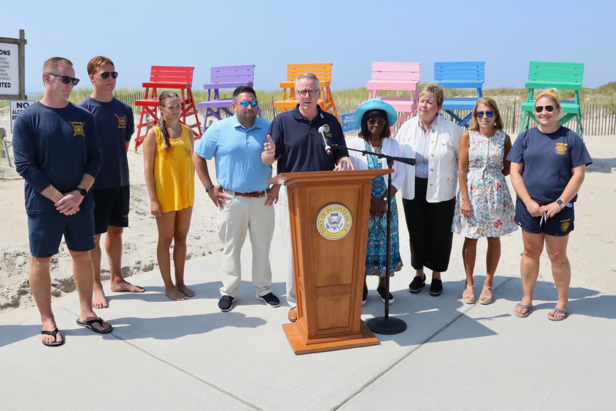 Abren centros de enfriamiento y amplían horario de piscinas y playas durante la ola de calor