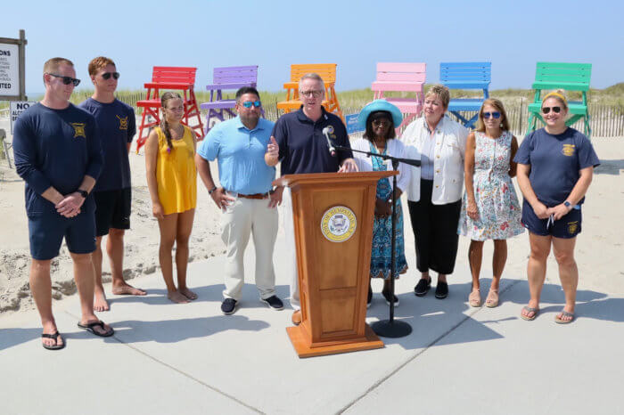 Abren centros de enfriamiento y amplían horario de piscinas y playas durante la ola de calor