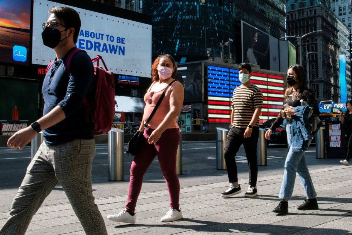 Mascaras (de nuevo): De Blasio recomienda a neoyorquinos uso de cubiertas faciales en interiores a pesar de estado de vacunación