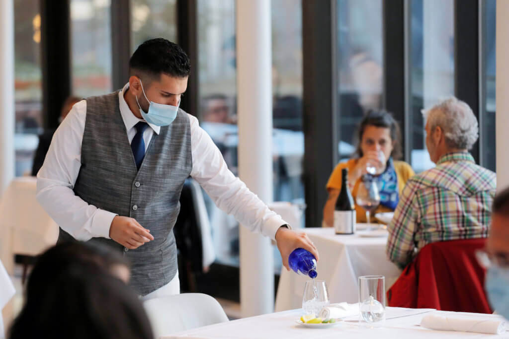 Restaurantes y lugares de entretenimiento de NYC serán solo para vacunados. Mandato de vacunación entra en vigor hoy