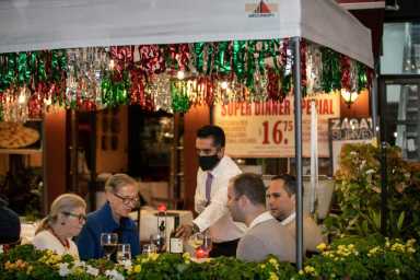 Ciudad de Nueva York exigirá prueba de vacunación para cenas en interiores, gimnasios y entretenimiento
