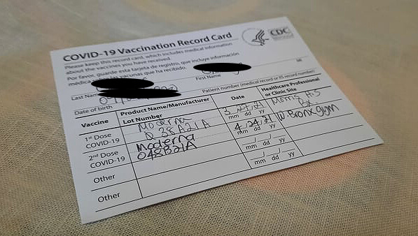 Comprar tarjetas de vacunación falsas o llenarlas con información falsa es ilegal y podría ser cárcel