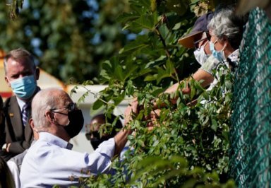 Presidente Biden promete ‘acción audaz ahora’ ante el cambio climático después de recorrer el vecindario de Queens devastado por Ida