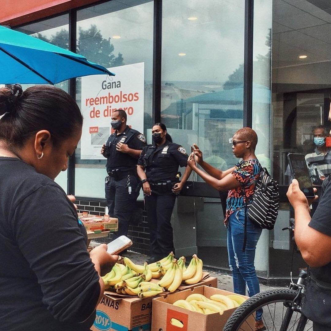 Comunidad del Bronx se solidariza con vendedora ambulante hispana después de que autoridades le confiscaran y tiraran su mercancía