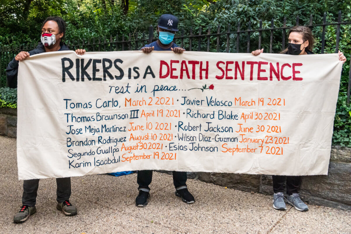 Manifestantes urgen a alcalde cerrar Rikers Island después de muerte de otro recluso