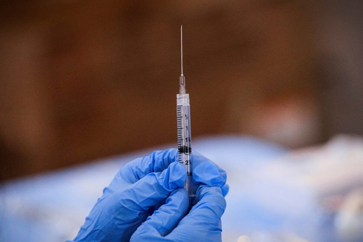 75% de los adultos de EE. UU. tienen al menos una dosis de la vacuna COVID-19 según CDC