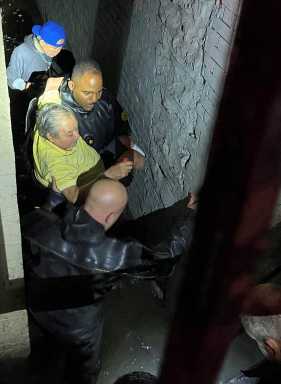 Al menos ocho neoyorquinos muertos por inundaciones repentinas de Ida; muchos atrapados en sótanos