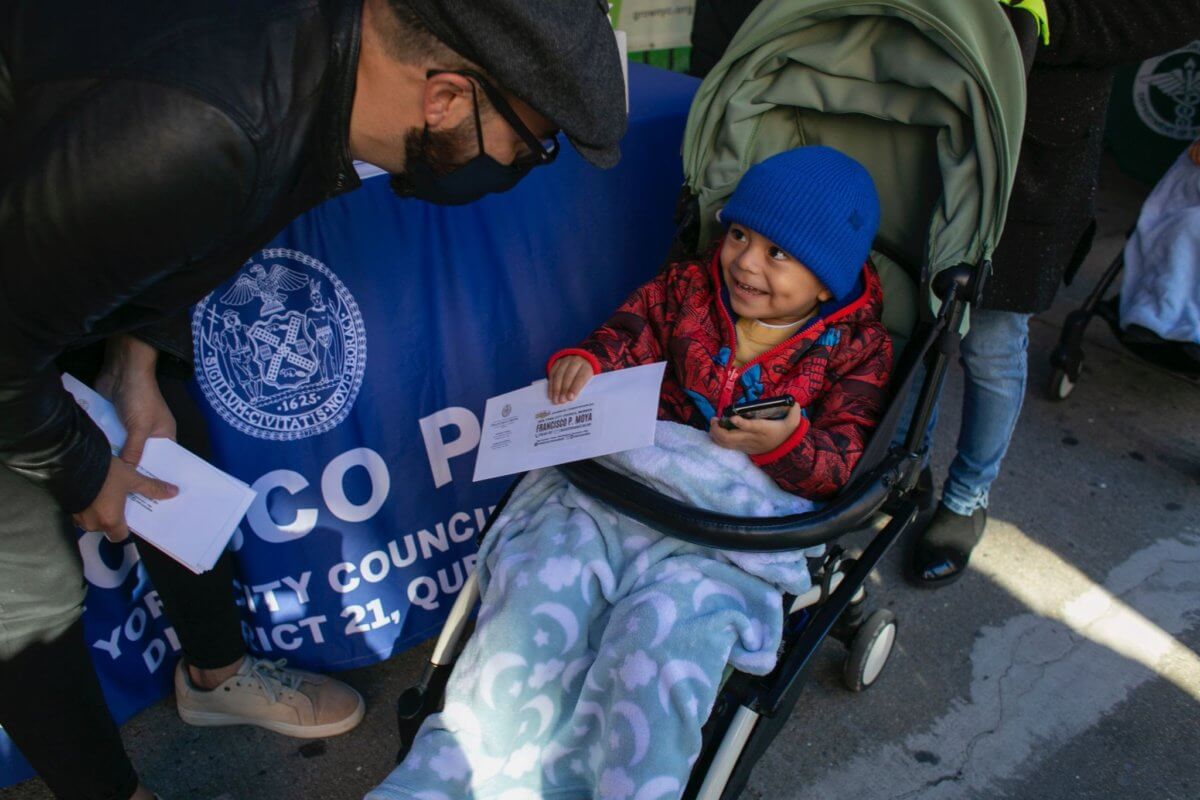 Concejal hispano entrega miles de dólares en Health Bucks a familias afectadas por COVID-19