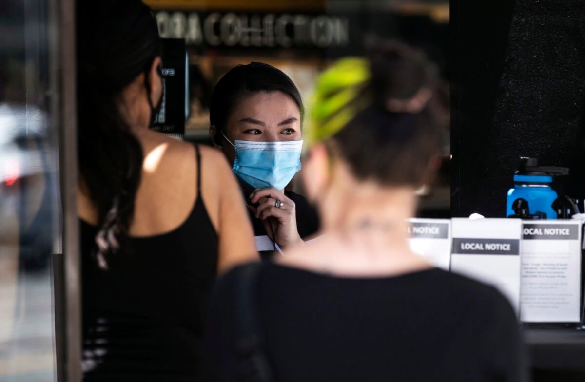 Estado de NY insiste en uso mascarillas en interiores tras aparición ómicron