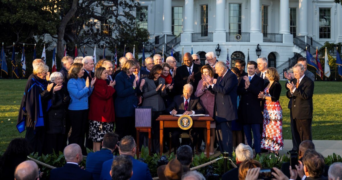 Biden firma histórico plan de infraestructuras que traerá más trabajo para Nueva York