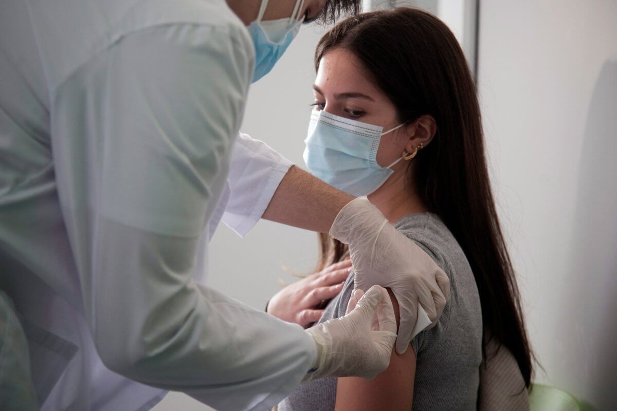 El refuerzo de la vacuna anti Covid en medio de repunte de contagios