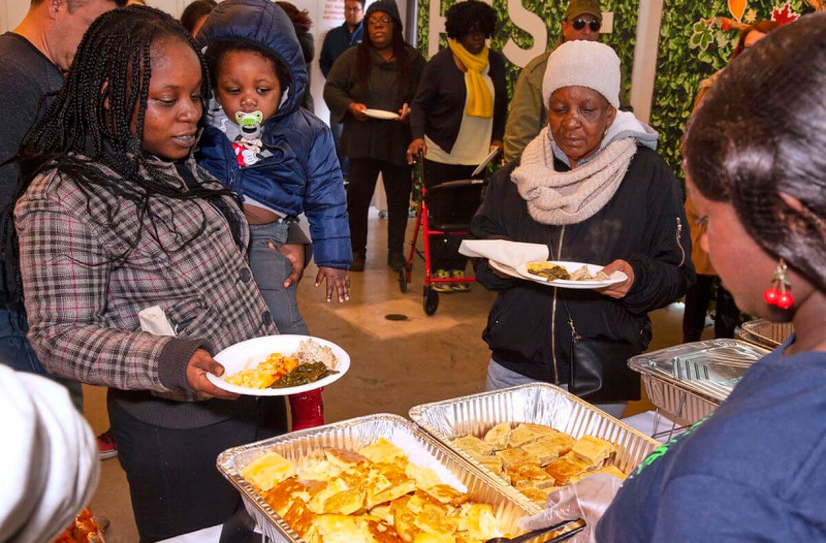 Organizaciones distribuyen pavos y comidas gratis en celebración de Thanksgiving