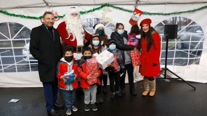 ¡Jo,jo,jo! ... Santa Claus y asambleísta Ramos regalan juguetes a niños de la comunidad
