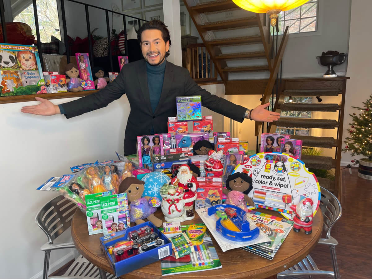 Exportando alegrías de Nueva York a Colombia: Decenas de regalos y cientos de dólares ayudarán a alegrarle la Navidad a 100 niños en Colombia.