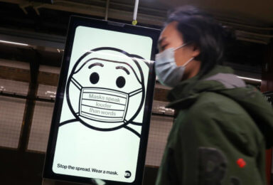 Policía emitió «muy pocas» multas a pasajeros del metro sin máscara, pero se niega a decir exactamente cuántas