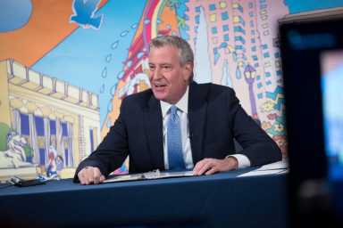 «Serán semanas desafiantes»: De Blasio continúa impulsando vacunas, refuerzos y pruebas para combatir Omicron en Nueva York