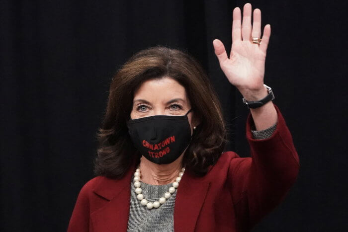 Hochul a Blakeman: los condados 'tienen que seguir la ley estatal' sobre las mascarillas