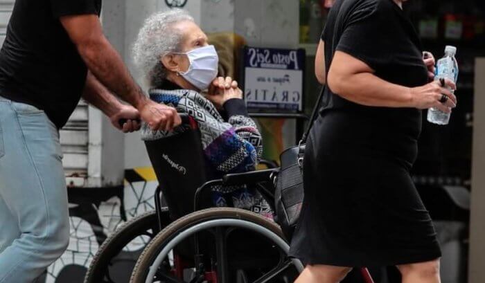 AARP: La propuesta del presupuesto estatal deja desamparados a ancianos y a cuidadores familiares