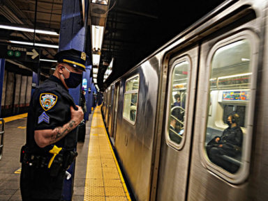 Aumenta a números récord la cifra de policías de NY en el metro bajo el despliegue «omnipresente» del alcalde
