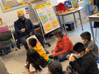 Concejal hispano organizó distribución de juguetes del Día de Reyes Magos en escuelas de Queens