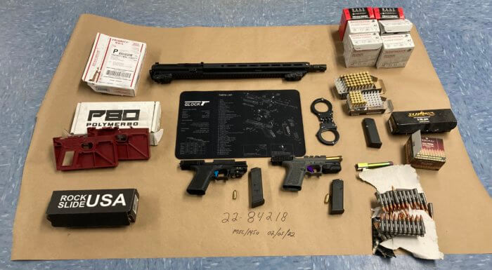 Hombre arrestado por posesión de armas cargadas en Central Islip