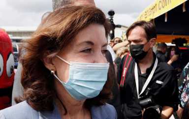 Estado de Nueva York levanta mandato de usar mascarilla en lugares cerrados