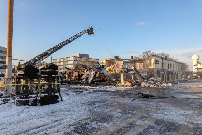 Explosión de gas en Rockville Centre cierra la Sunrise Highway y la Merrick Road