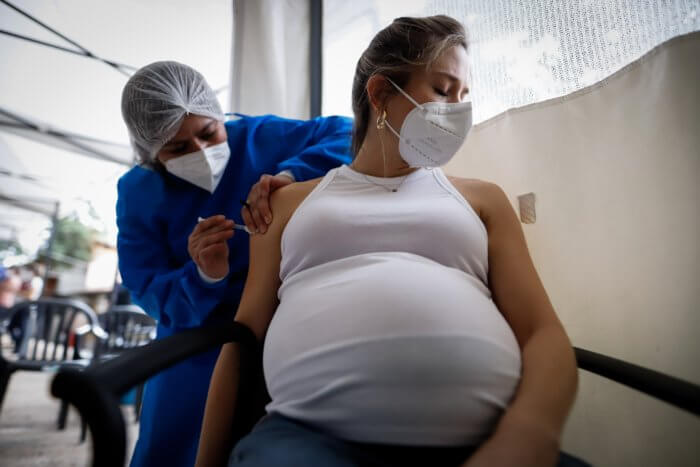 Vacuna de Covid a embarazadas previene hospitalización de bebés
