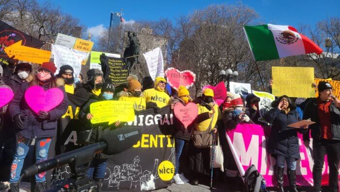 Inmigrantes piden medidas políticas como "muestras de amor" por San Valentín