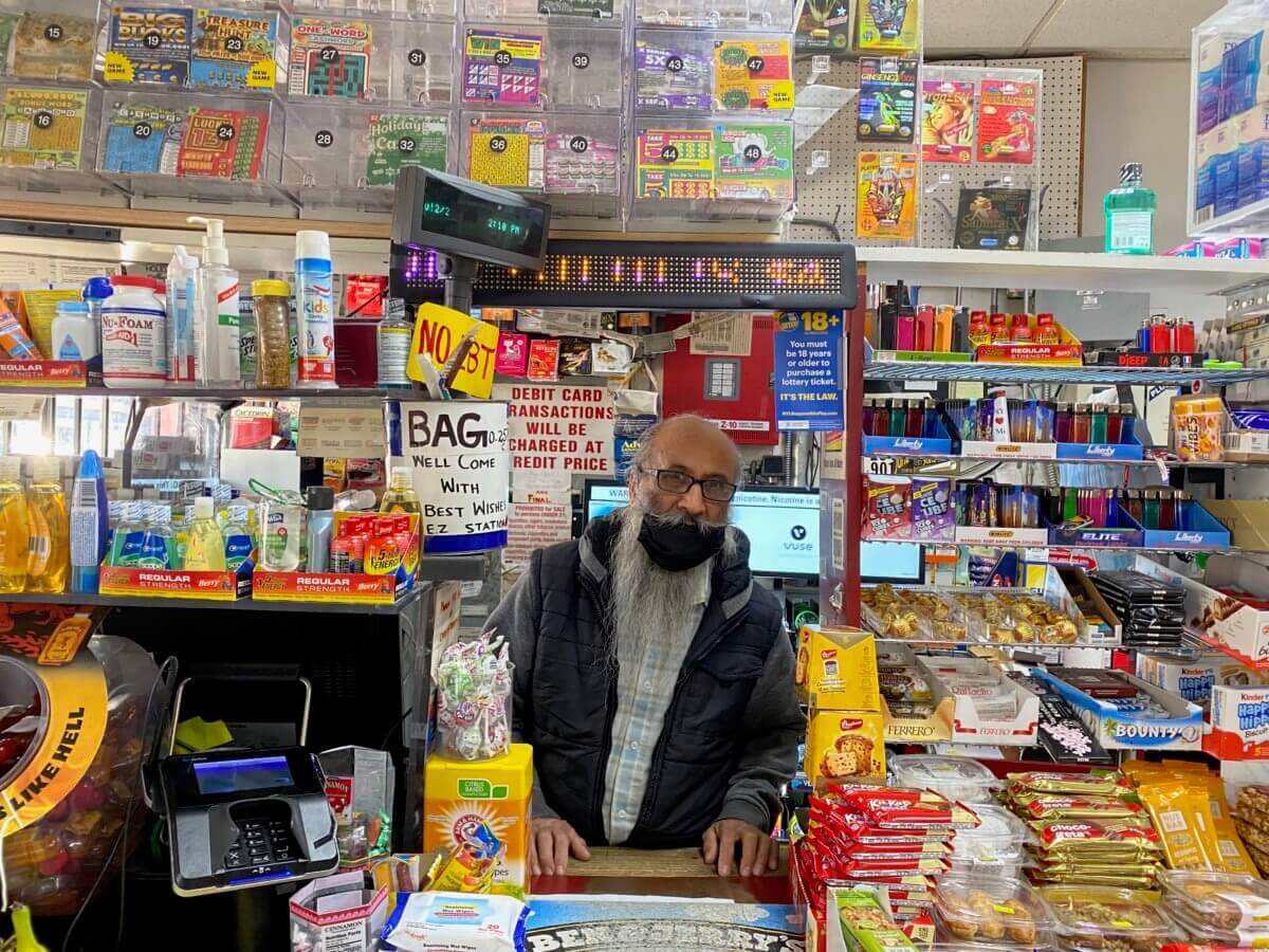 “Difícil para todos”: Residentes y propietarios de estaciones de servicio de Queens, sufren aumento de precios