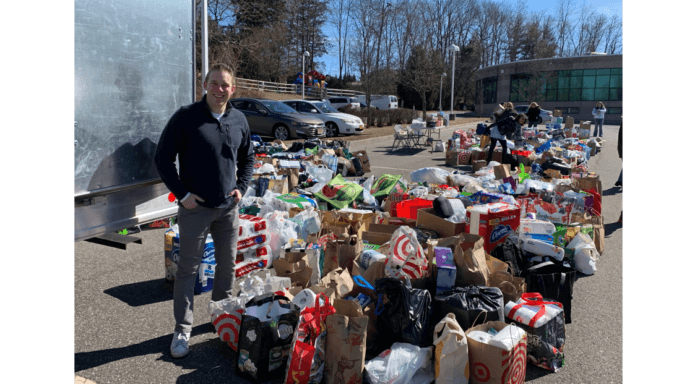 Recolectan suministros básicos y médicos en Woodbury para los refugiados ucranianos